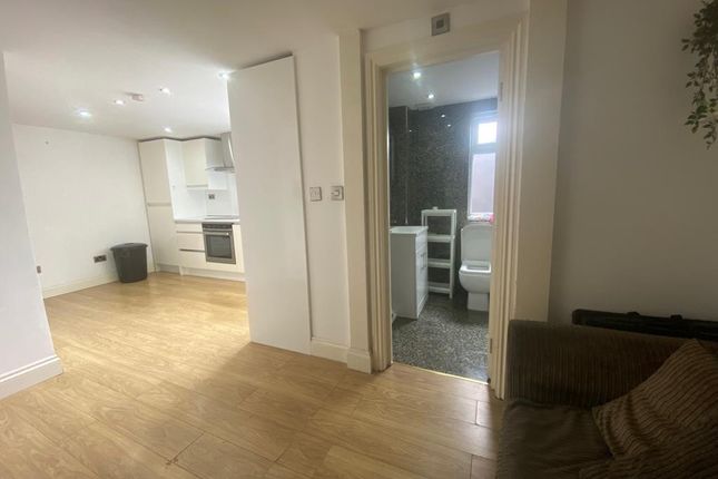 Flat to rent in Clifden Road, Homerton