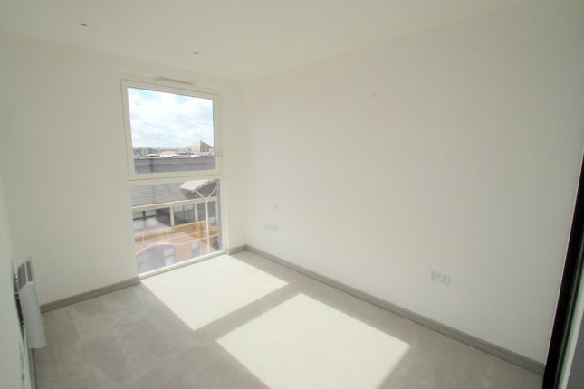 Flat to rent in TW18