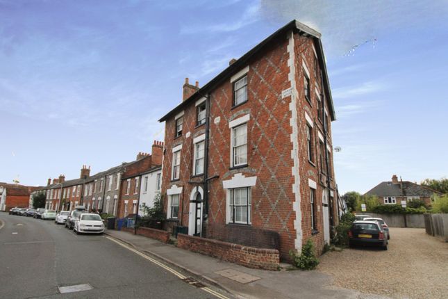 Thumbnail Town house for sale in Craven Road, Newbury