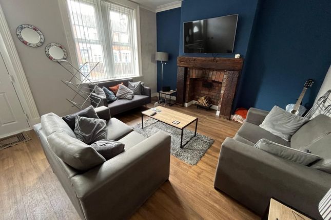 Room 4, 34 Clifford Place, Churwell Morley, Leeds photo 4