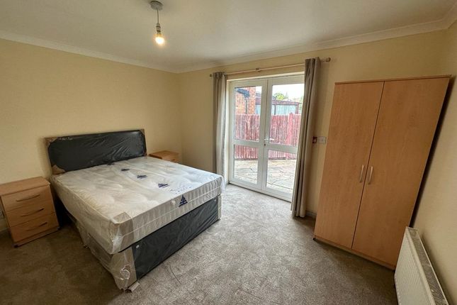 Thumbnail Room to rent in Warley Road, Hayes