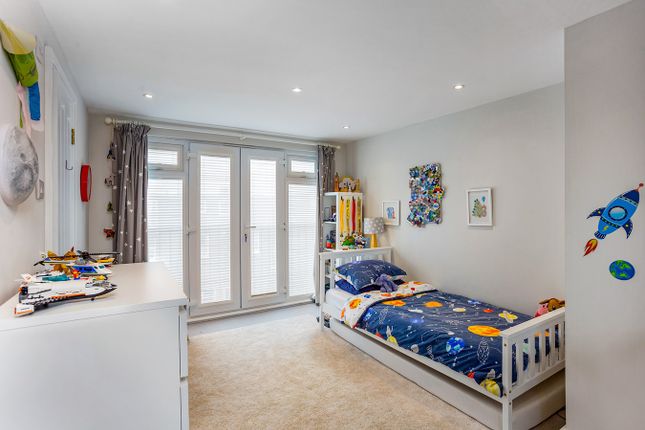 End terrace house for sale in Balfour Road, London
