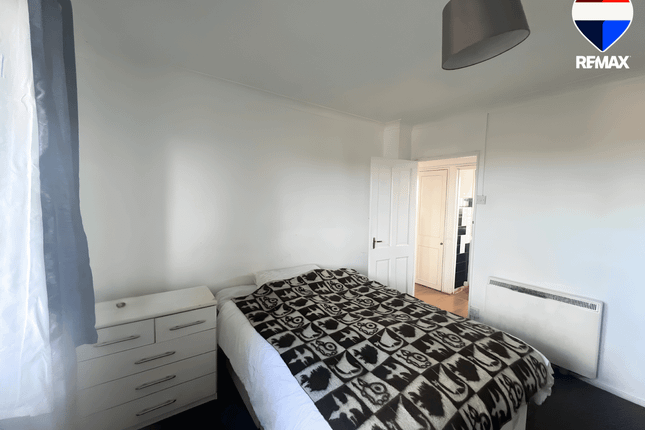 48, Curzon Crescent, Barking photo 4