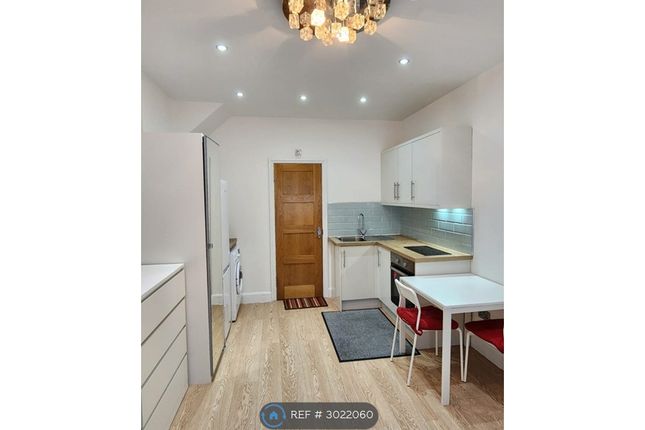 Abbotswood Gardens, Ilford photo 2