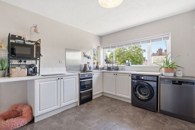8 Lower Kewstoke Road, Weston-Super-Mare photo 3