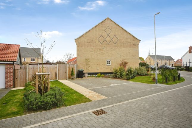6, Samuel Collins Way, Woodbridge photo 3