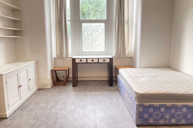 Room to rent in Very Near Hastings Road Area, Ealing Broadway West