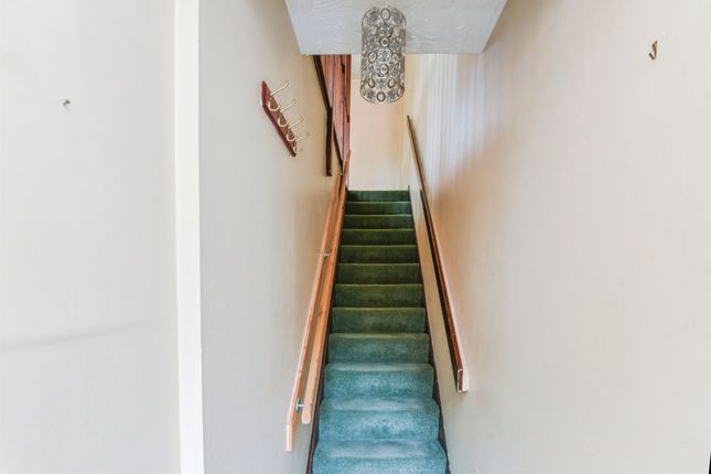 7, Hollybush Close, Chippenham photo 4