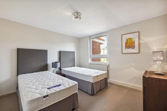 Flat to rent in More Close, St Paul's Court, London