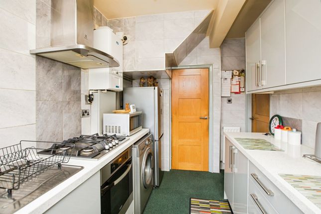 19, Friendly Avenue, Sowerby Bridge photo 4