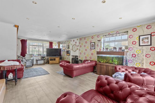 1, Woodlands Close, Holmer Green photo 4