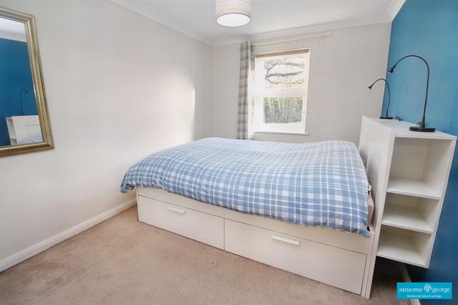 Flat for sale in Bowling Green Lane, Purley On Thames, Reading