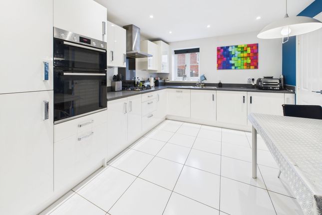 18 Hart Close, Cheltenham photo 3