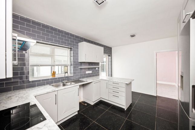 9 Manor Road, Lancing photo 3