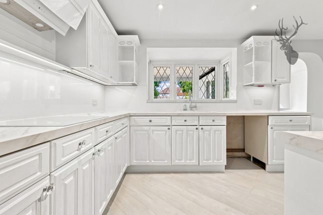 47 Grange Crescent, Chigwell photo 2