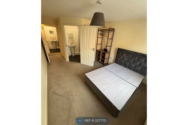 Flat, Pavilion Close, Leicester photo 3