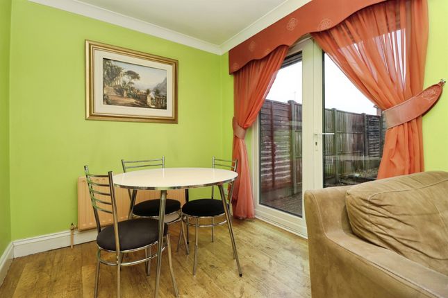 2, Ollis Close, Corby photo 3