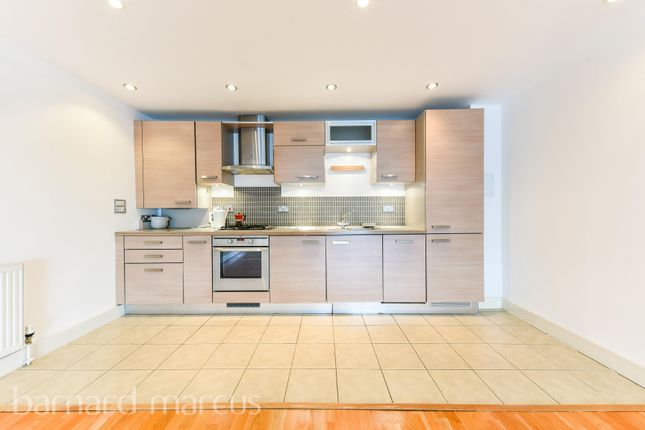 Flat to rent in Stane Grove, London