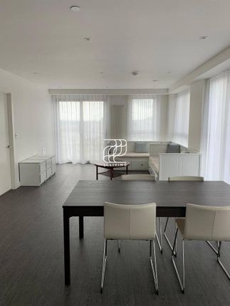 Thumbnail Flat to rent in Western Gateway