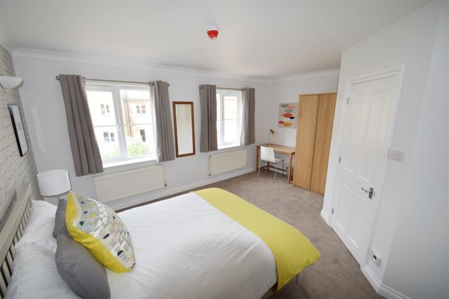 Thumbnail Room to rent in Cintra Close, Reading, Berkshire