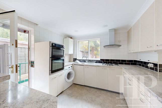 76 Burlands, Crawley photo 4
