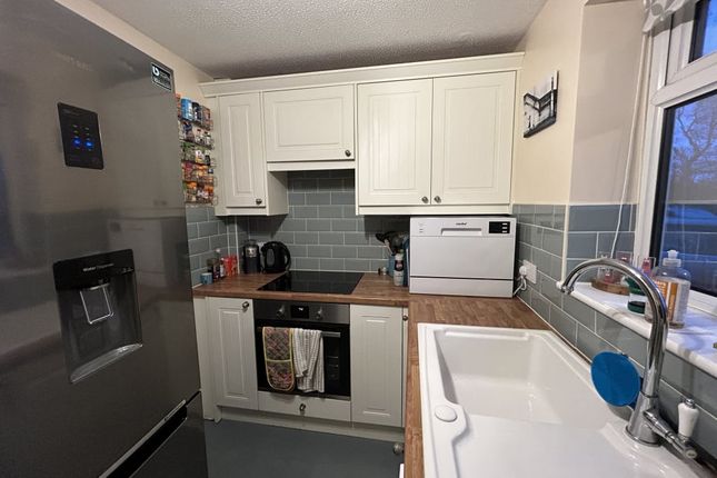 3, Thorndene Way, Bradford photo 3