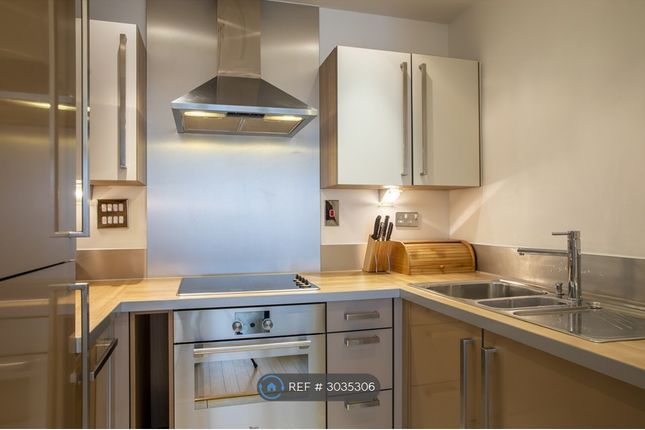 Flat, Proton Tower Blackwall Way, London photo 4