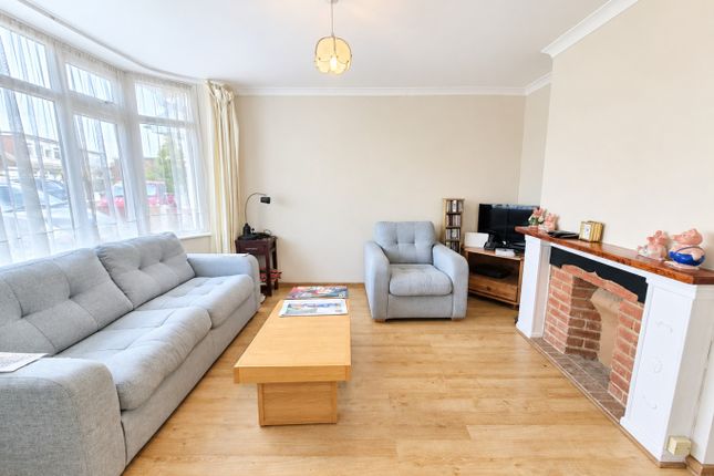 33 Ashcombe, Rochford, Essex photo 2