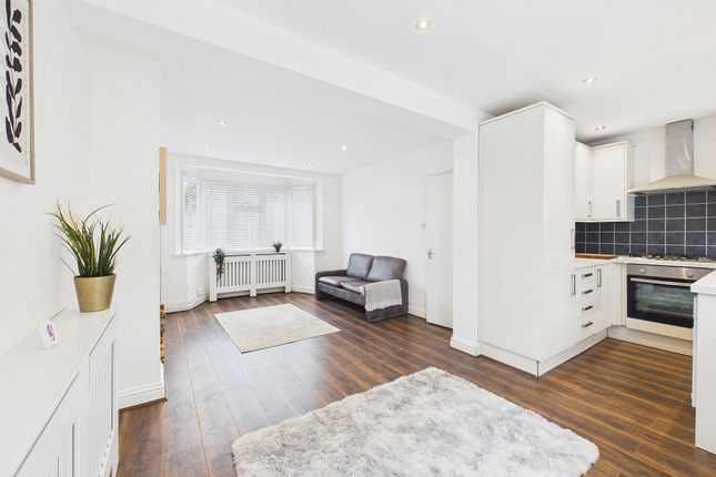24 Trevor Crescent, Ruislip photo 4