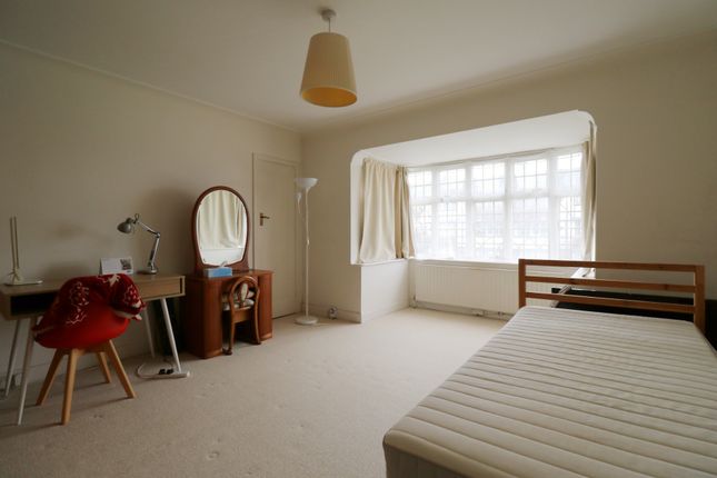 22 Thanet Court, Queens Drive, West Acton photo 4