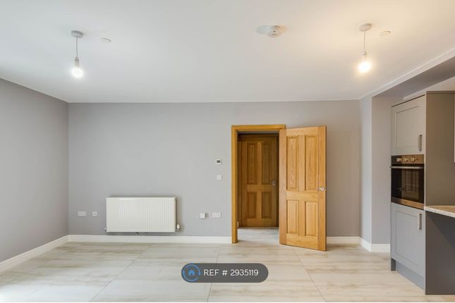 Flat, Carlton House Penuel Square, Ebbw Vale photo 3
