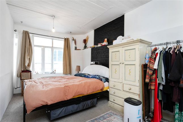 Town house to rent in White Church Passage, London