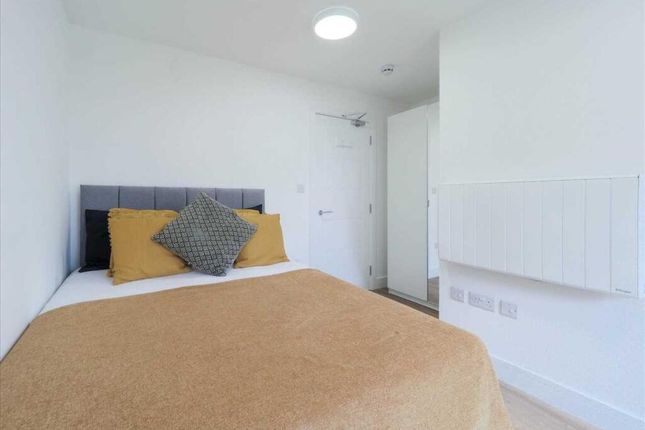 16 Room 3, The Meadow Way, Harrow photo 4