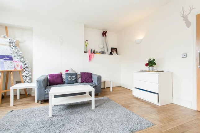 Flat to rent in Wick Road, Bow, London