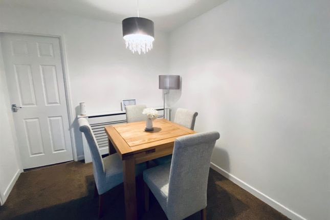 38, Field Vale Drive, Stockport photo 3