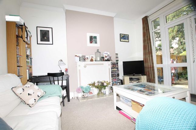 Flat to rent in Melbourne Avenue, London