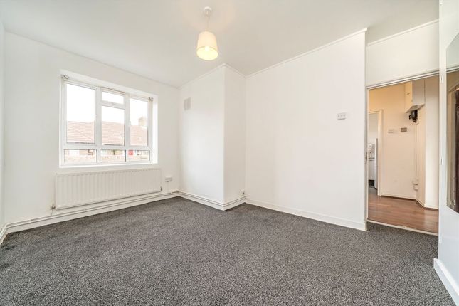 Flat 15, Lawson House, White City Estate, London photo 4