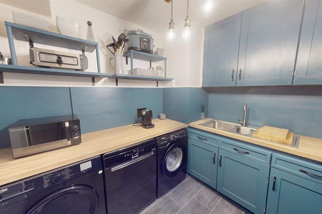 43, Frizley Gardens, Bradford photo 3