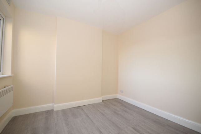 Flat to rent in Greenford Road, Greenford, Middlesex