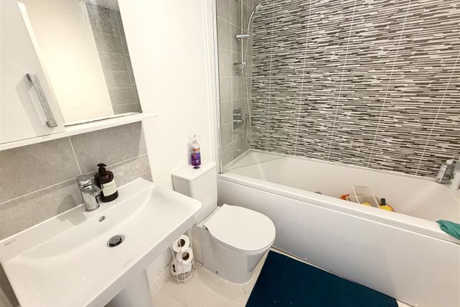 14, Blackwell Close, Swindon photo 4