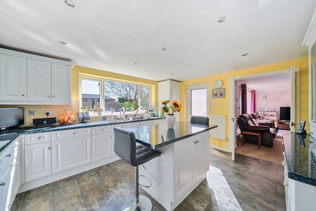 15, Langsmead, Lingfield photo 3