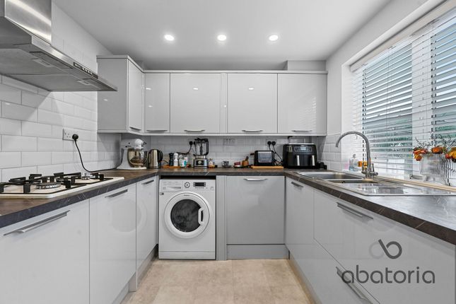 Terraced house to rent in Wapping High Street, London