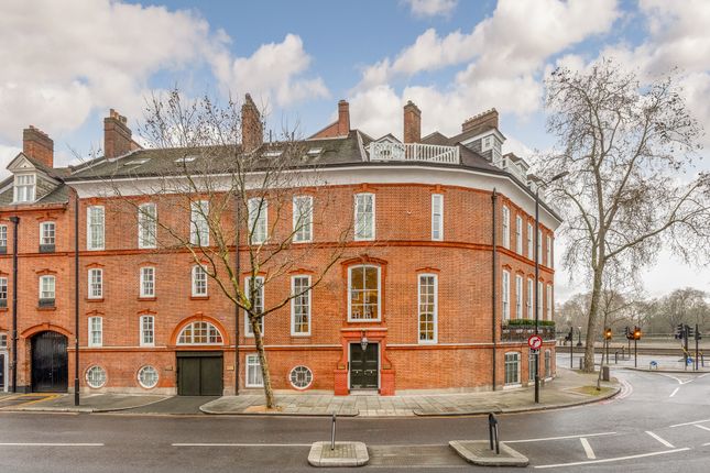 2-bed flat on 1, Cheyne House Chelsea Embankment, London, £2,450,000