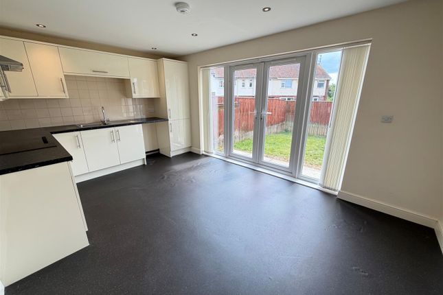 9 Wesley Court, Eastway, Scarborough photo 2