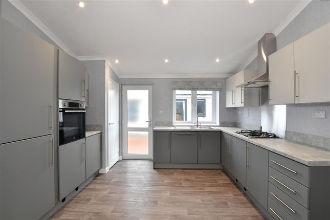 2-bed caravan on Maidstone Road Paddock Wood, Tonbridge, £260,000