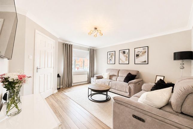 8, Cooper Crescent, Hamilton photo 2