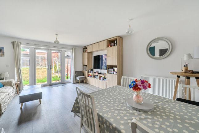 64, Chapman Drive, Bracknell photo 3