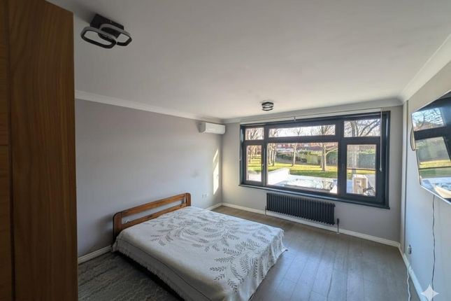Pasfield Close, Waltham Abbey photo 5
