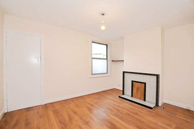 87 Victoria Road, Barking photo 3