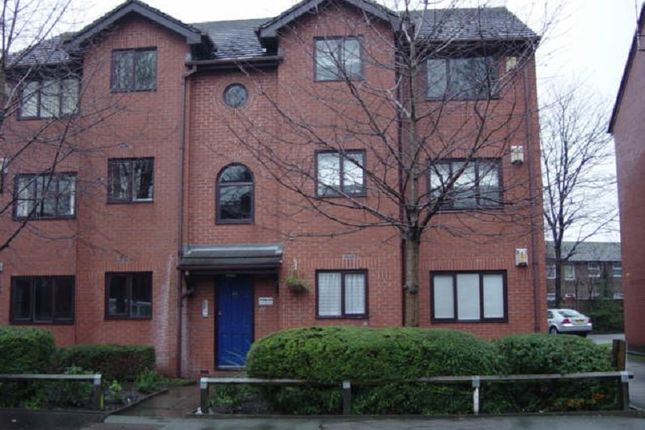 2 bed flat to rent in Simmons Court, Whalley Range, Manchester. M16